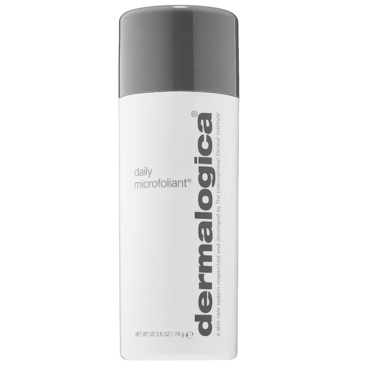 Faites peau neuve avec cet exfoliant quotidien doux présenté sous forme de poudre (de riz) qu'on active en mélangeant à de l'eau avant de frotter sur le visage. Après usage, la peau est d'une exceptionnelle douceur et semble revigorée, notamment grâce aux enzymes de papaïne, et à la juste dose dʼacide salicylique.<br /><br />Daily Microfoliant - Dermalogica - <a href="https://www.sephora.com/ca/fr/product/daily-microfoliant-P423688?country_switch=ca&lang=fr&skuId=2002087&om_mmc=ppc-GG_6471562000_77947515992_pla-418155734867_2002087_389099207033_9000386_c&gclid=CjwKCAiArIH_BRB2EiwALfbH1BAN6y1XR6vyFQzMRPtWrLIxd_6huPwjwlw4xiFOqeUkCRMmJGqOhBoCUBgQAvD_BwE&gclsrc=aw.ds" target="_blank" rel="noopener noreferrer">82$</a>