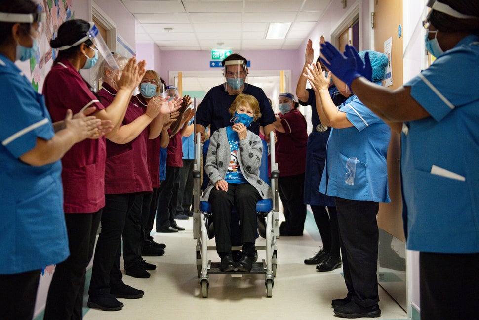 Margaret Keenan, 90 ans, a été applaudie par le personnel à son retour dans son service, après avoir reçu le tout premier vaccin Pfizer-BioNTech contre la COVID-19, à l'hôpital universitaire de Coventry, en Angleterre, le 8 décembre.