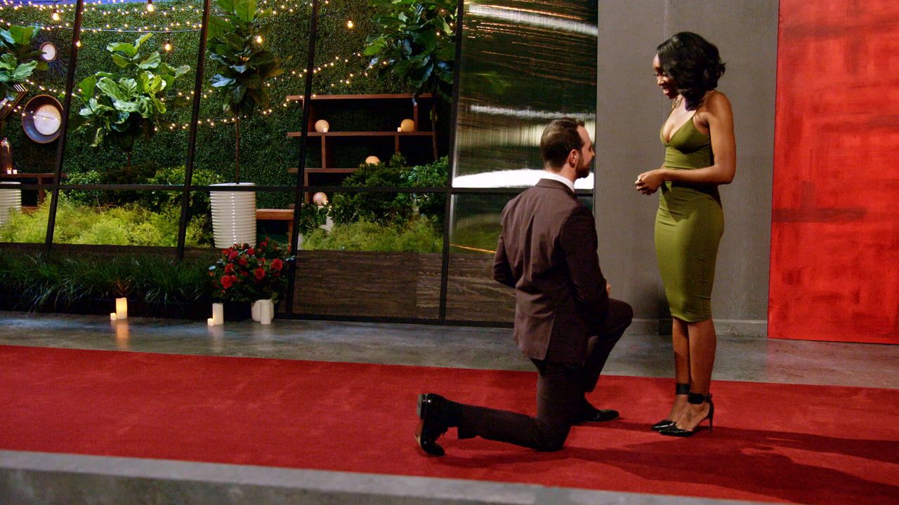 Cameron proposing to Lauren during their first face-to-face meeting