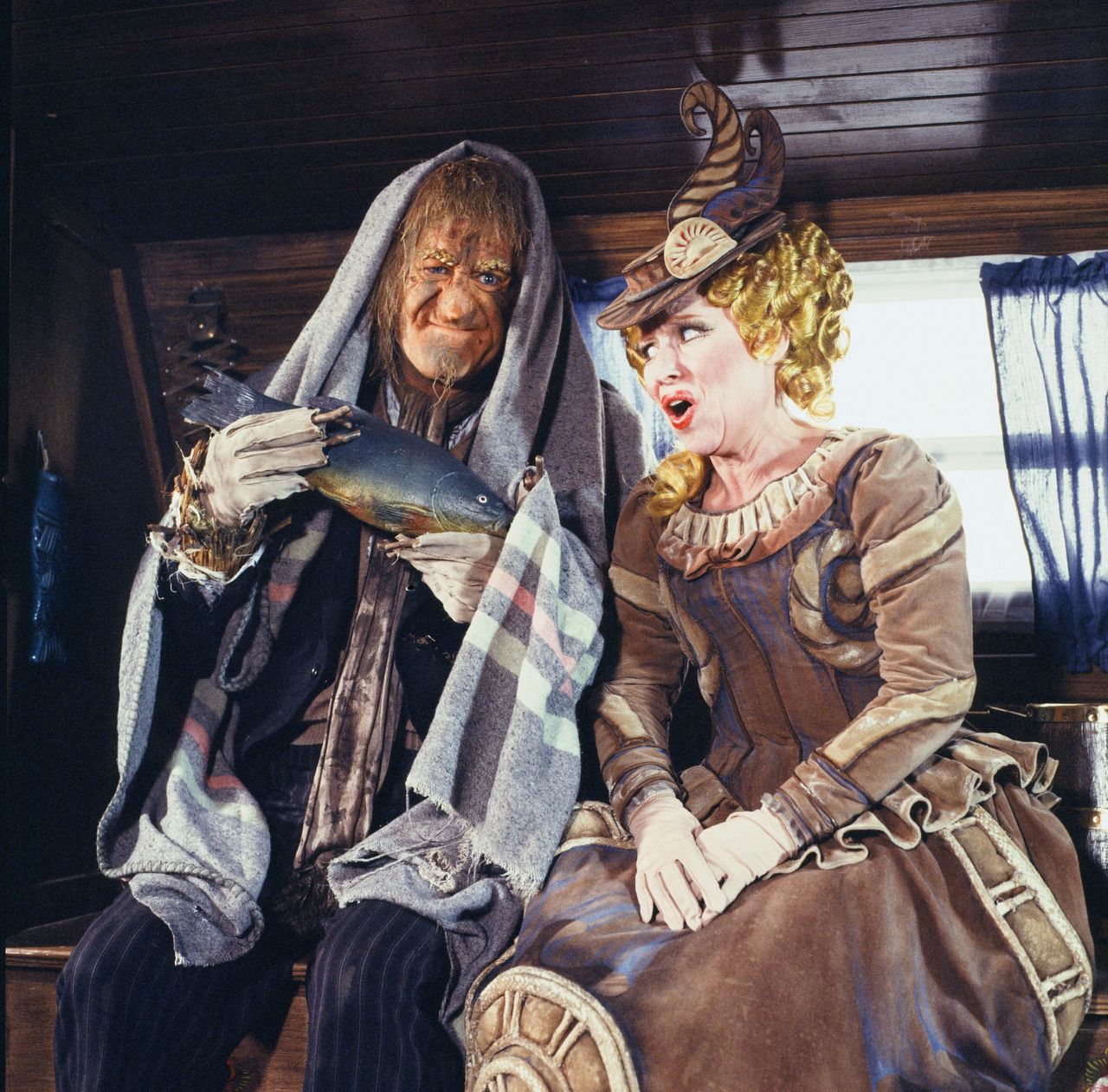 Jon Pertwee as Worzel Gummidge with Barbara Windsor as Saucy Nancy in October 1980