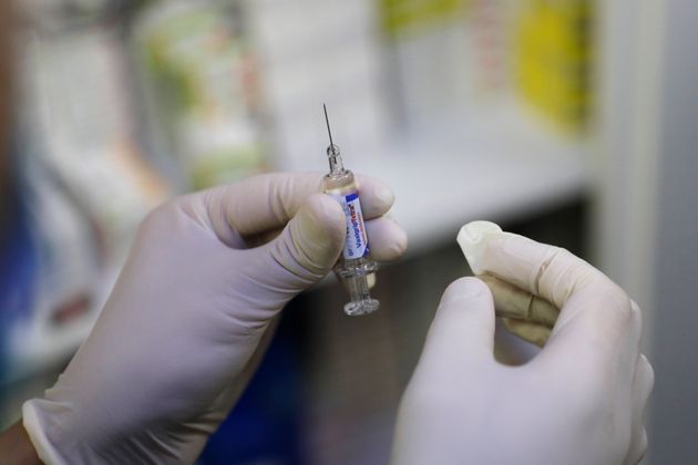 Un vaccin contre la grippe dans une pharmacie de Paris le 14 octobre 2020 (AP Photo/Lewis