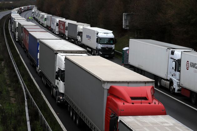 Βρετανία: Ατέλειωτες ουρές φορτηγών στο Ντόβερ - Οργισμένοι οι