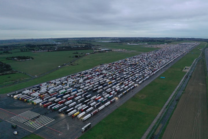 マンストン空港の滑走路に駐車したトラック（2020年12月22日）