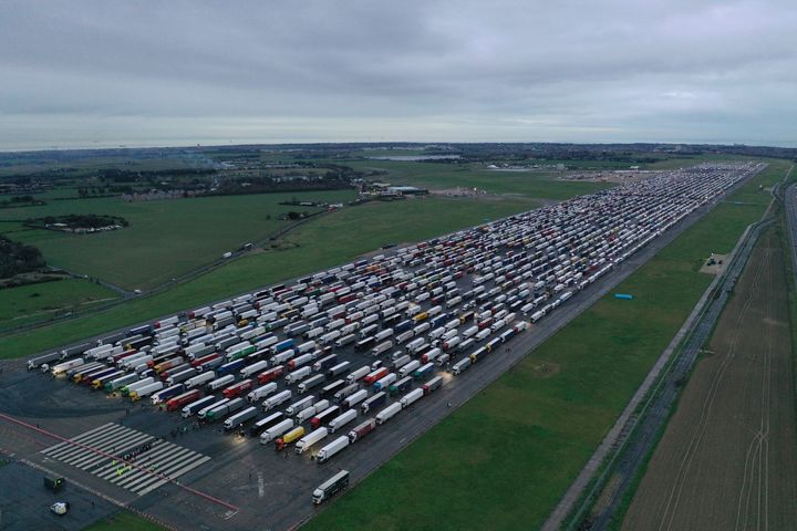 マンストン空港の滑走路に駐車したトラック（2020年12月22日）