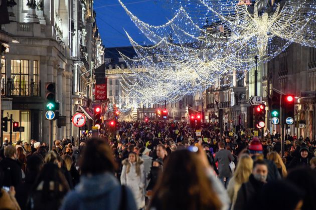 Regent Street in London, UK, was packed with shoppers before the blockade was ended.  2020