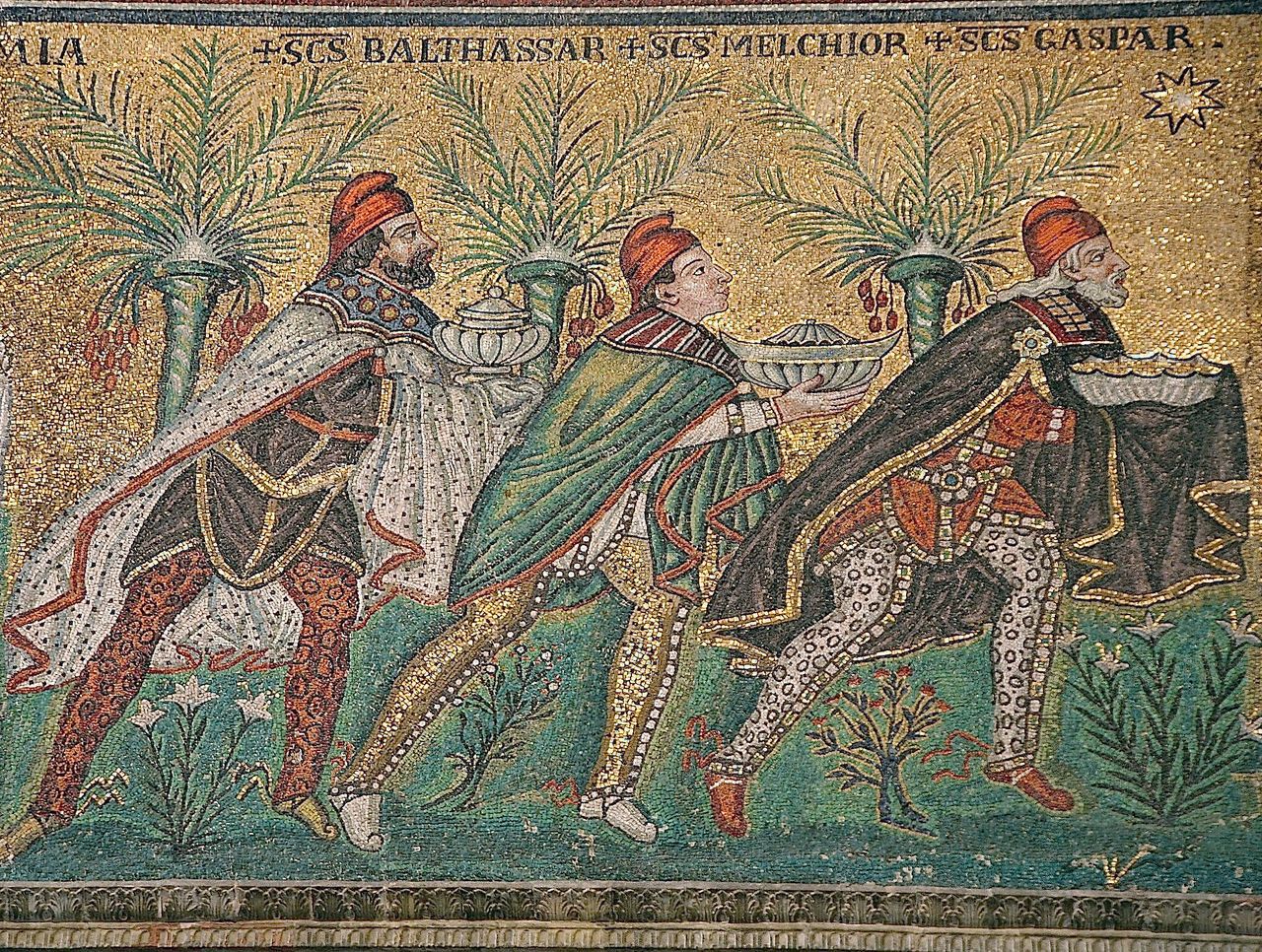 Οι Τρεις Μάγοι σε βυζαντινό ψηφιδωτό στη νέα βασιλική του Αγίου Απολλιναρίου, στη Ραβέννα (περ. 565, αποκαταστάθηκε τον 18ο αιώνα). Στη βυζαντινή τέχνη οι Μάγοι απεικονίζονται συνήθως όπως εδώ, με περσική ενδυμασία, που περιλαμβάνει κάπες και φρυγικούς σκούφους.