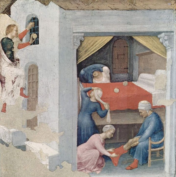 「3人の娘が居る貧しい家に金を投げ入れる聖ニコラウス」1425年のジェンティーレ・ダ・ファブリアーノの絵画より