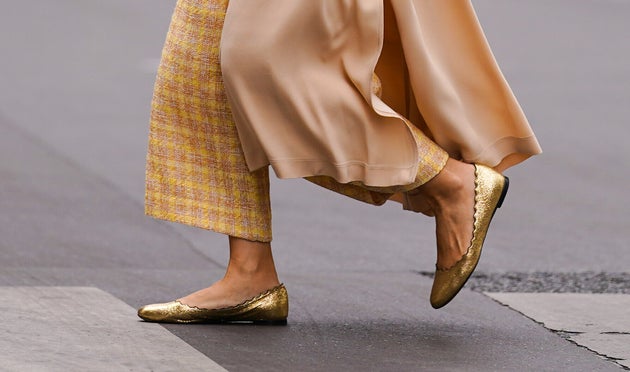 La ballerine n'a pas dit son dernier mot, comme ici aux pieds d'une passante à Paris, au mois de juillet 2020.