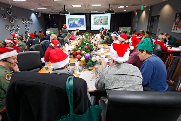 コロラド州コロラド・スプリングス近くのピーターソン空軍基地にあるNORADのサンタ追跡作戦センターでは、ボランティアが電話を受けたり、電子メールに返信したりしている。2010年12月24日撮影