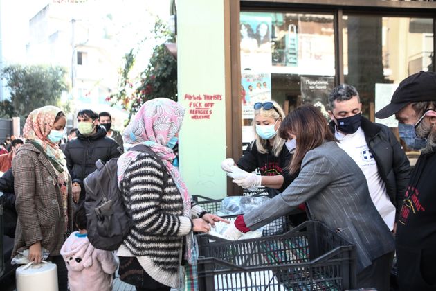 Η Κατερίνα Σακελλαροπούλου μοίρασε φαγητό στην κοινωνική κουζίνα «Ο Άλλος