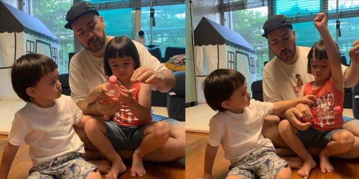 올 7월 인기연예인 샘 해밍턴씨 가두 아이와 함께 투명 페트병에 붙은 라벨을 떼는 모습