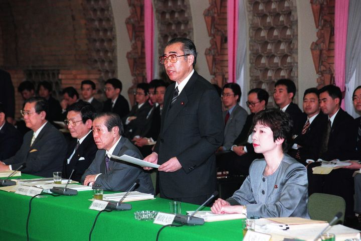 有識者会議で故・小渕恵三首相（当時）の隣に座る野田聖子郵政相。当時は唯一の女性閣僚だった＝1999年4月、首相官邸