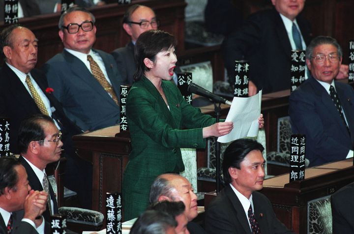 第146回臨時国会の衆院本会議で、女性として初めて議事進行係を務める野田聖子氏＝1999年10月