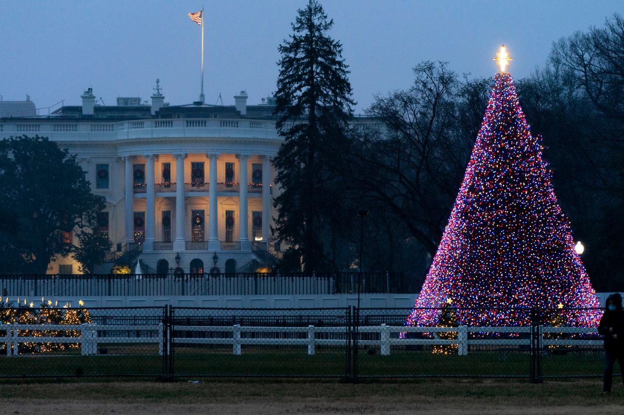 Το Χριστουγεννιάτικο δέντρο μπροστά από τον Λευκό Οίκο.