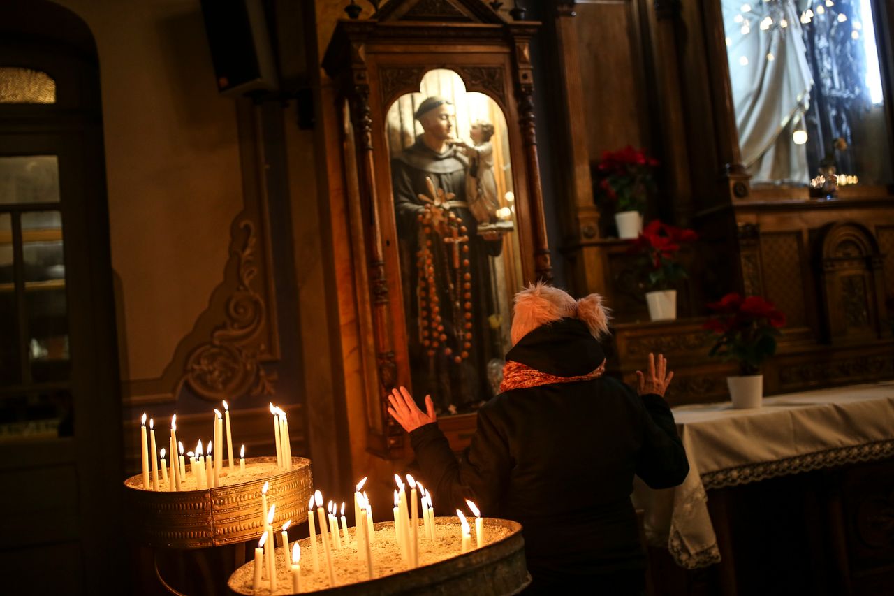 Μια γυναίκα προσεύχεται στον καθολικό καθεδρικό ναό του Αγίου Πνεύματος, στην Κωνσταντινούπολη.