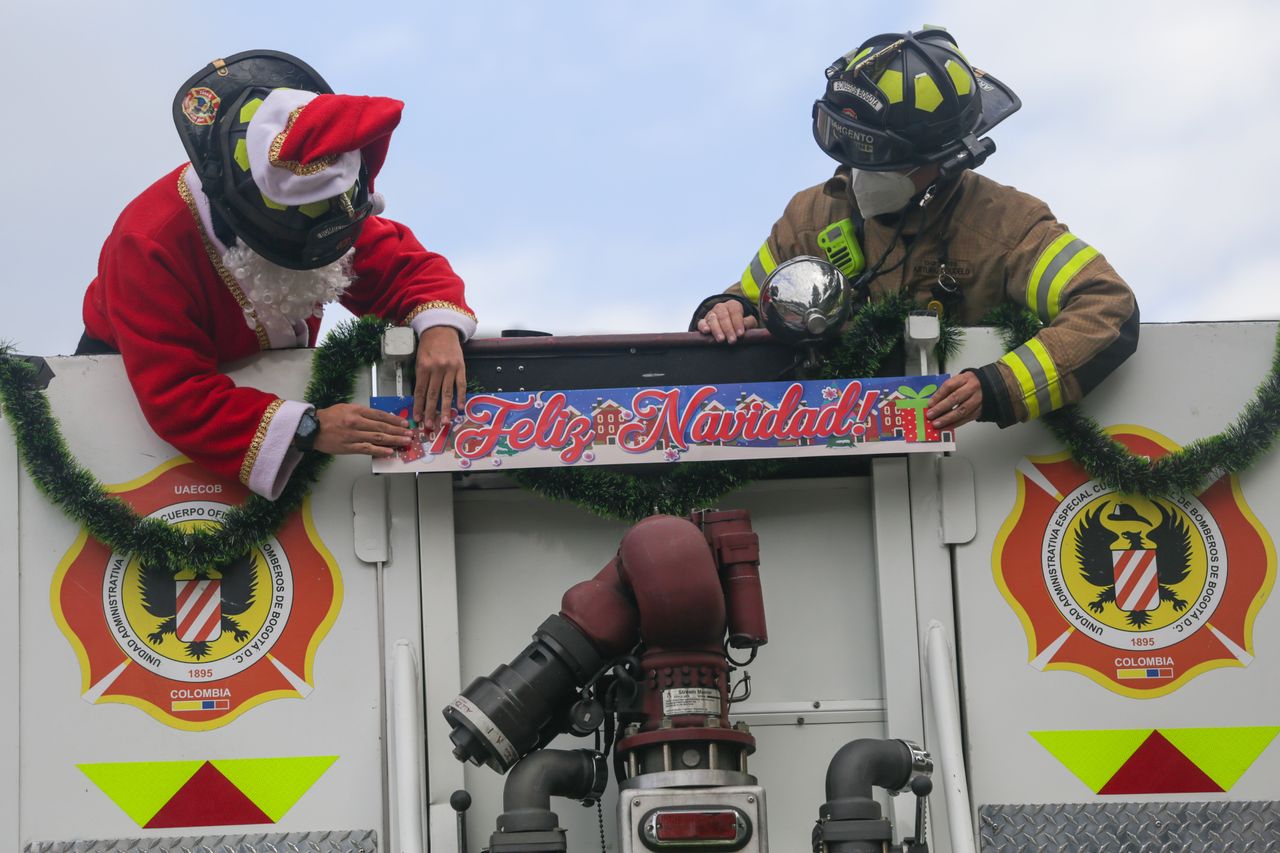 Οι πυροσβέστες ντυμένοι Άγιος Βασίλης παραδίδουν δώρα στο νοσοκομείο Σιμόν Μπολιβάρ στην Μπογκοτά της Κολομβίας