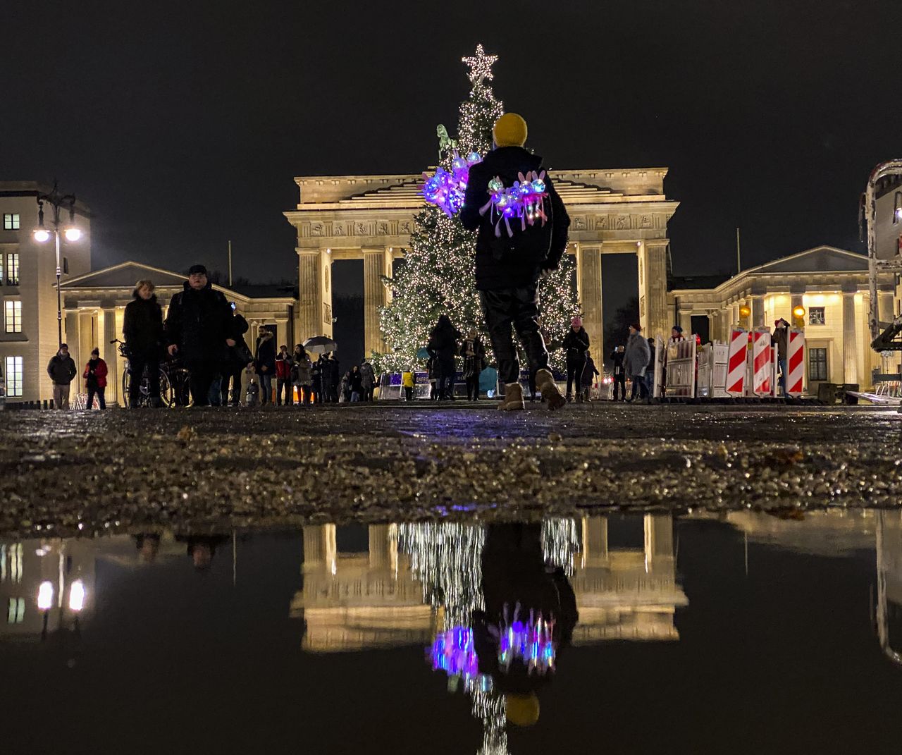 Η πύλη του Βρανδεμβούργου με το Χριστουγεννιάτικο δέντρο στο Βερολίνο.