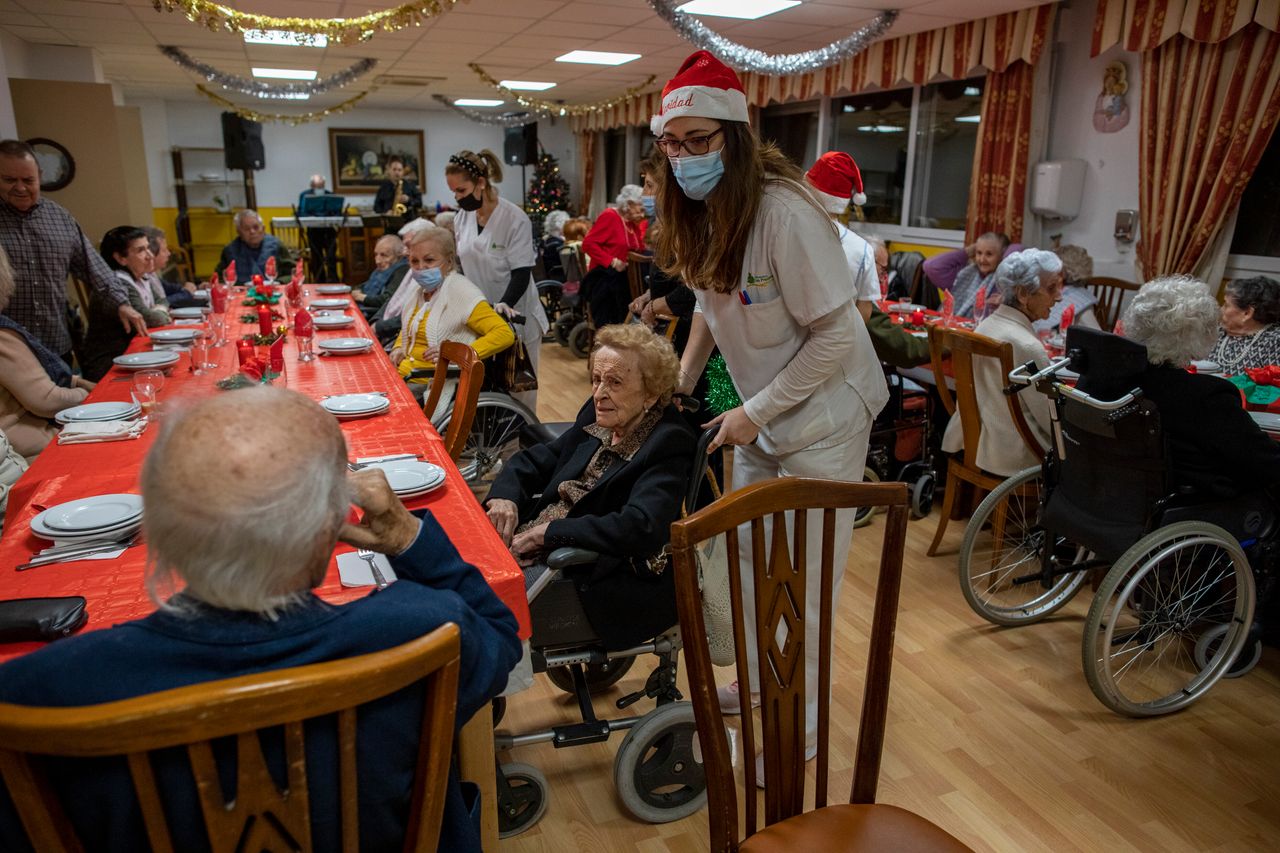 Χριστουγεννιάτικο τραπέζι στον οίκο ευγηρίας «Λας Παδρέρας» στην πόλη Ποζουέλο δε Αλαρκόν κοντά στην Μαδρίτη της Ισπανίας.