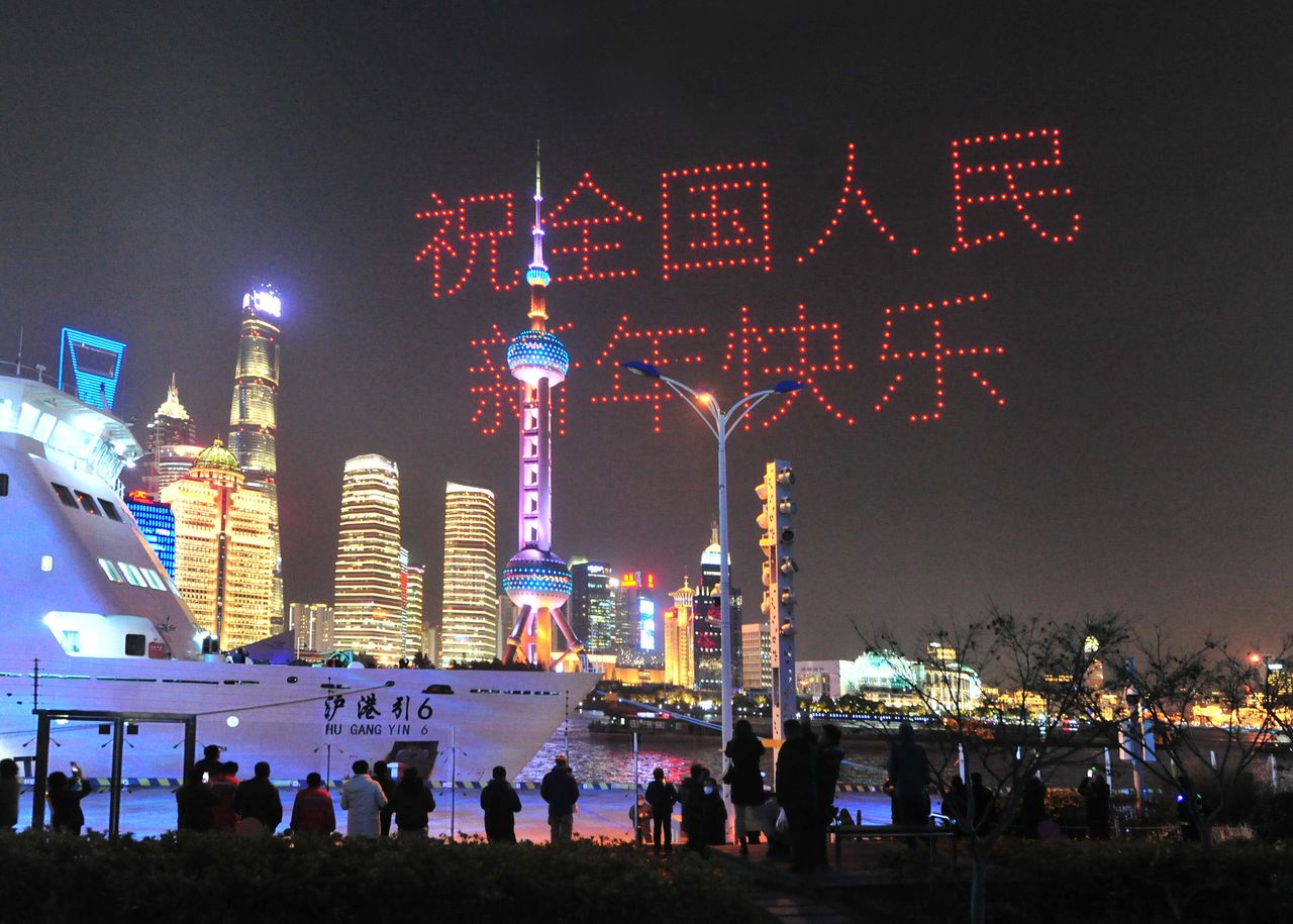 Περίπου 600 ντρόουνς σχηματίζουν τις λέξεις Καλά Χριστούγεννα στην Σανγκάη της Κίνας.
