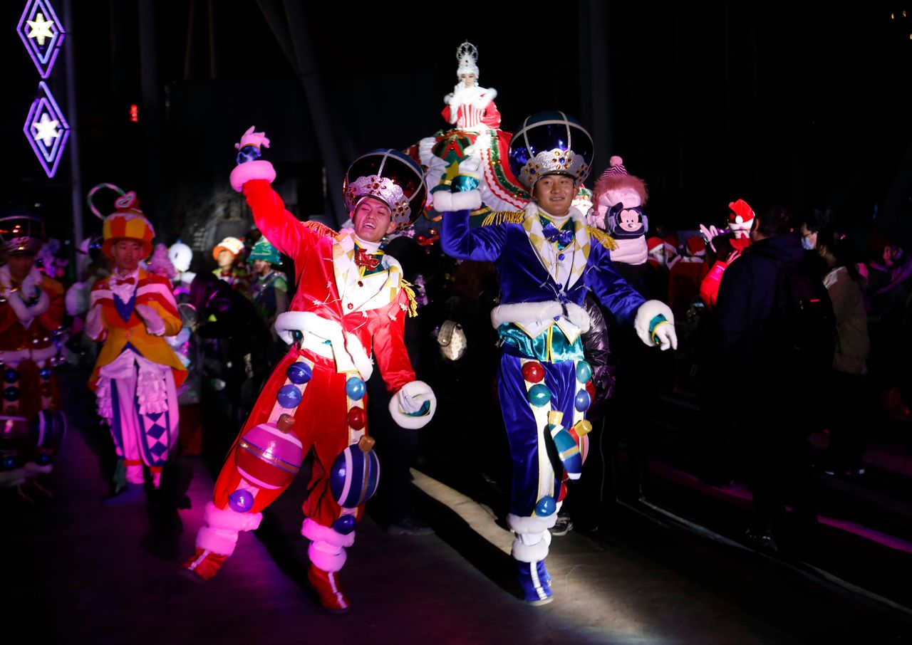 Χορευτές σε Χριστουγεννιάτικη παρέλαση στο Πεκίνο της Κίνας.
