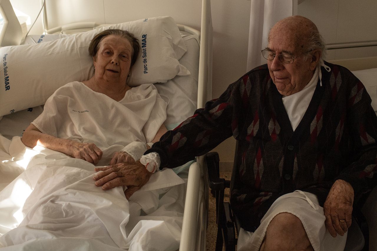 Ισπανία, 25 Δεκεμβρίου 2020. Ο Λούις Βίνβαλς, 90 ετών, στο πλευρό της γυναίκας του Μαρία Τερέσα Μπισβάλ, 86 ετών, στη μονάδα Covid-19 του νοσοκομείου Ντελ Μαρ στη Βαρκελώνη. Ο Λούις που κατάφερε να ξεπεράσει τον κορονοϊό, αποφάσισε να μείνει στο πλευρό της γυναίκας του, που ακόμα παλεύει. (Photo by David Ramos/Getty Images)