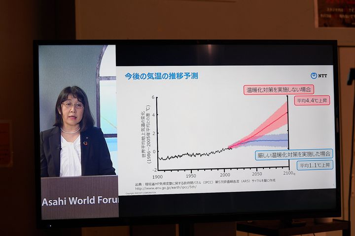 今後の気温の推移予測について語るNTTの岡敦子・技術企画部門長。温暖化対策を実施する場合としない場合では、2100年には3.3℃も気温が異なるとのことだ。