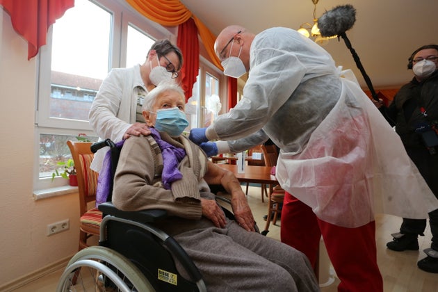 Edith Kwoizalla, 101 ans, recevant en premier le vaccin contre le Covid-19 en Allemagne, à Halberstadt, le 26 décembre 2020.