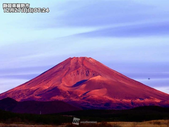 赤く染まった富士山、今年最後の日曜日を彩る。赤富士とは