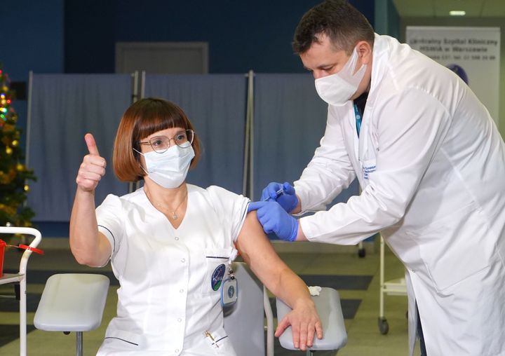Η νοσοκόμα Alicja Jakubowska είναι το πρώτο άτομο που εμβολιάστηκε στην Πολωνία 