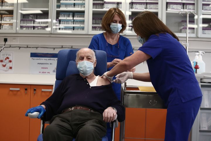 O Μιχάλης Γιοβανίδης, φιλοξενούμενος σε Μονάδα Φροντίδας Ηλικιωμένων στο Νοσοκομείο Ευαγγελισμός, είναι ο δεύτερος που έλαβε το εμβόλιο κατά του κορονοϊού.