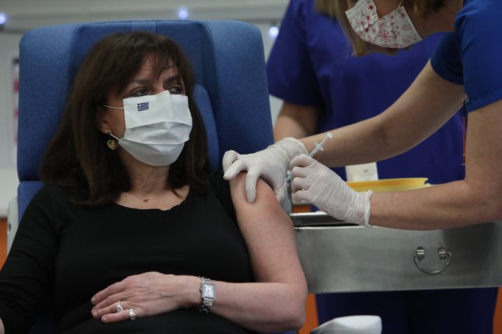 Η στιγμή του εμβολιασμού της Προέδρου της Δημοκρατίας, Κατερίνας Σακελλαροπούλου.