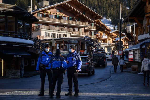 (자료사진) 알프스의 유명 스키 관광지인 스위스 베르비에에서 경찰관들이 순찰을 하고 있다. 2020년 12월22일. 스위스 정부는 영국에서 코로나19 변이 바이러스가 유행하자 영국발...