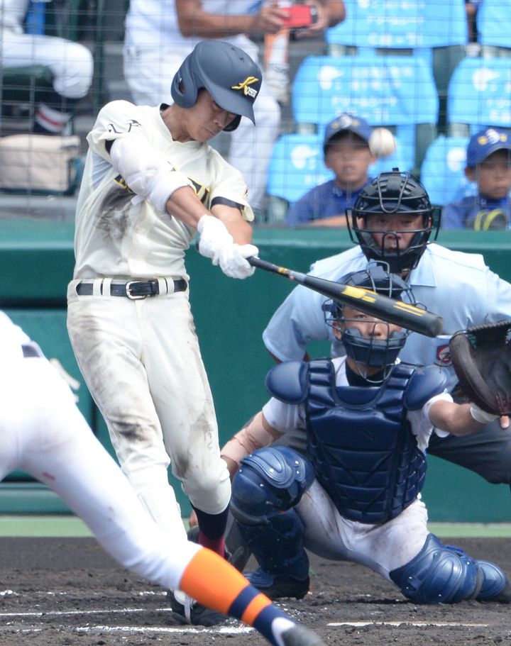 2016年夏の甲子園・市尼崎戦でホームランを放つ田城選手