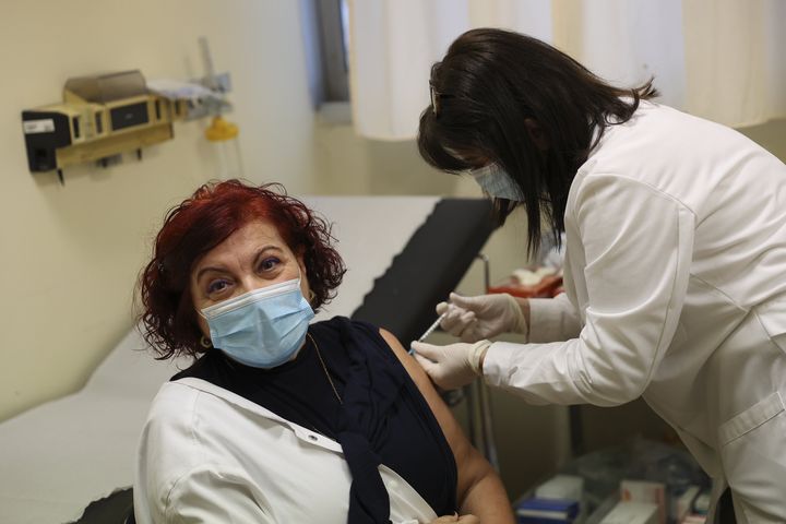 Μέλη του υγειονομικού προσωπικού του Θριάσιου Νοσοκομείο εμβολιάστηκαν στις 26 Δεκεμβρίου 2020. 