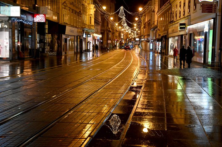 Παραμονή Χριστουγέννων οι δρόμοι στο κέντρο του Ζάγκρεμπ είναι άδειοι. 