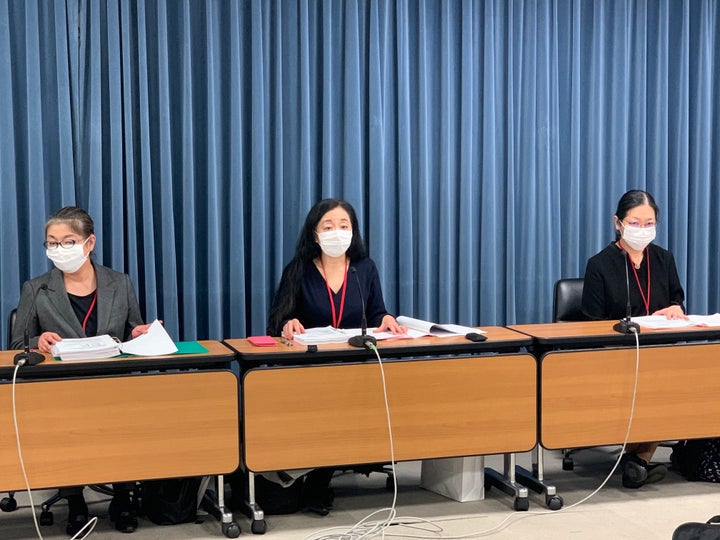 記者会見する「全国学校ハラスメント被害者連絡会」と「子どもの権利を守る会」＝2020年12月28日、文科省