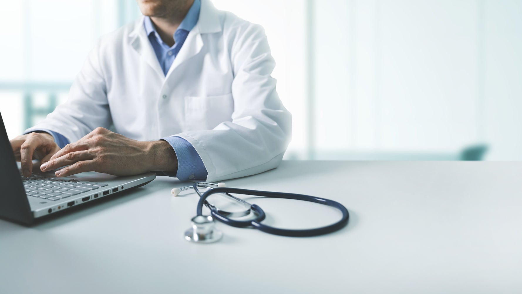 Ordine dei medici indaga su 13 iscritti no vax. Anelli: “Sono 100 su 460mila”. Parla uno di loro | L'HuffPost