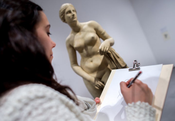 Una mujer hace un bosquejo de una escultura de la Venus de Cnido, en un museo alemán.