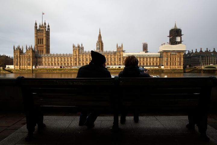 Una pareja hace fotos del Parlamento británico en Londres, el sábado 14 de diciembre de 2019. (AP Foto/Thanassis Stavrakis)