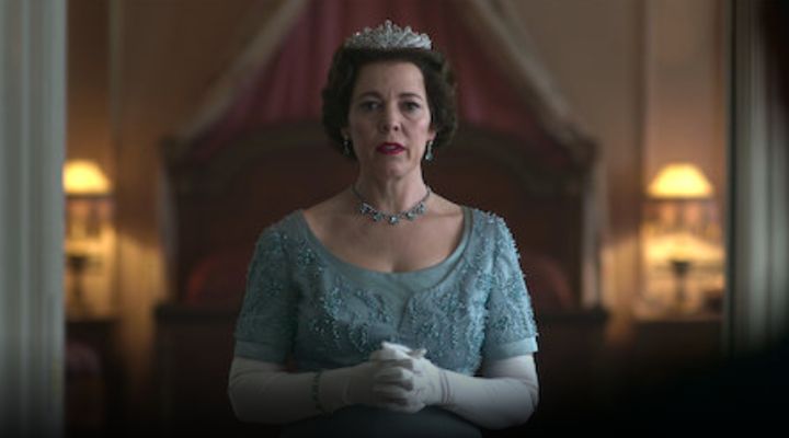 Olivia Colman dans le rôle d'Elizabeth II dans la série The Crown.