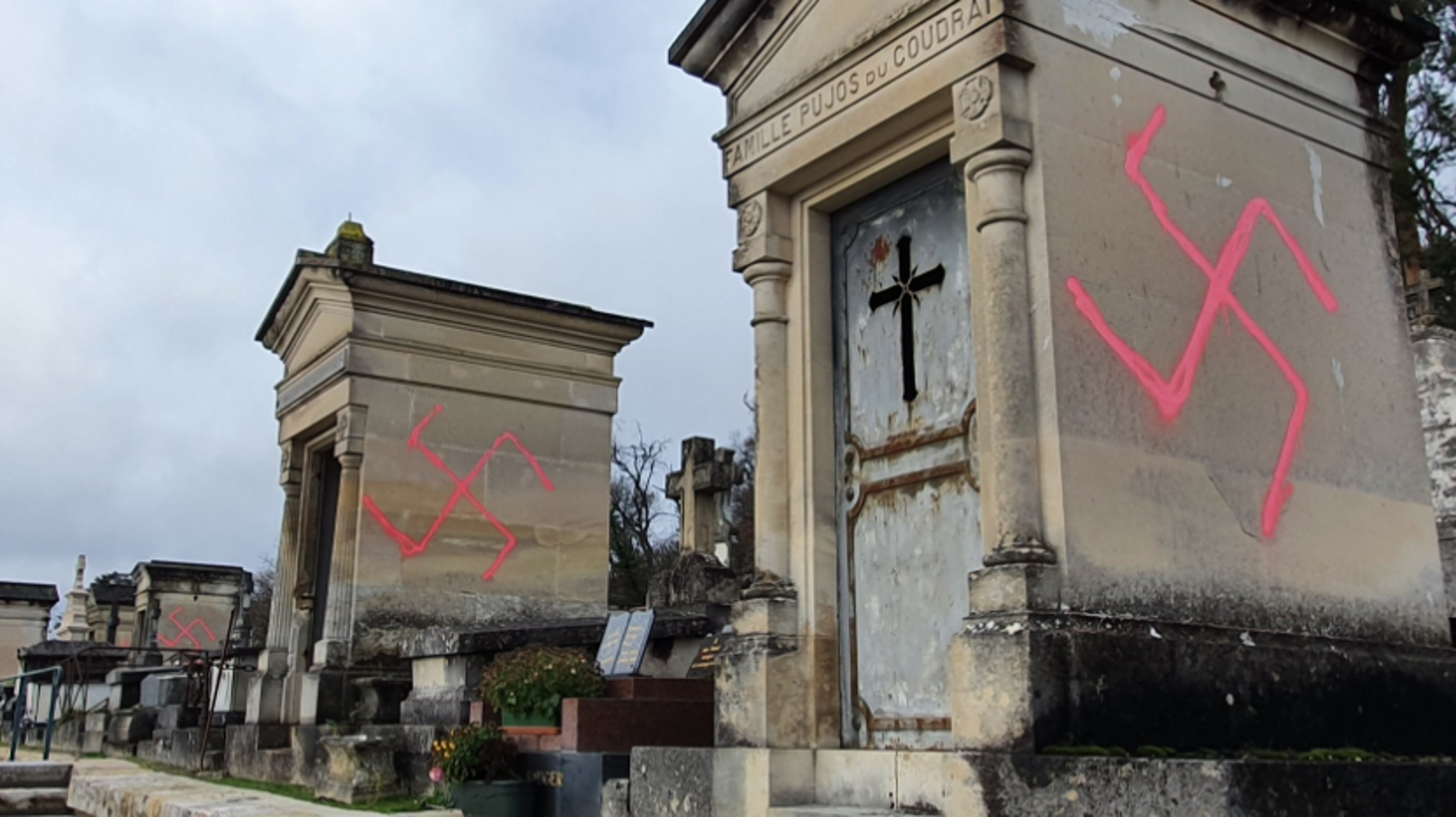 À Fontainebleau, des dizaines de tombes profanées par des croix gammées