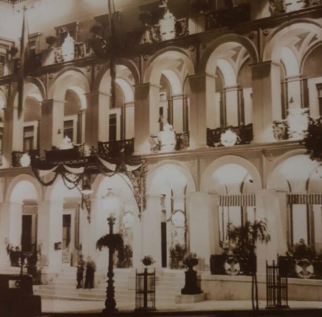 Το ιστορικό ξενοδοχείο φωταγωγημένο την δεκαετία του '30. 
