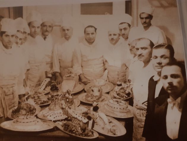 Το προσωπικό της κουζίνας του ξενοδοχείου στα λευκά και δεξιά δυο σερβιτόροι 