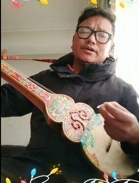 ロックダウン中に自宅で楽器のダムニェンを楽しむ=Pemaa Wangchukkさん提供