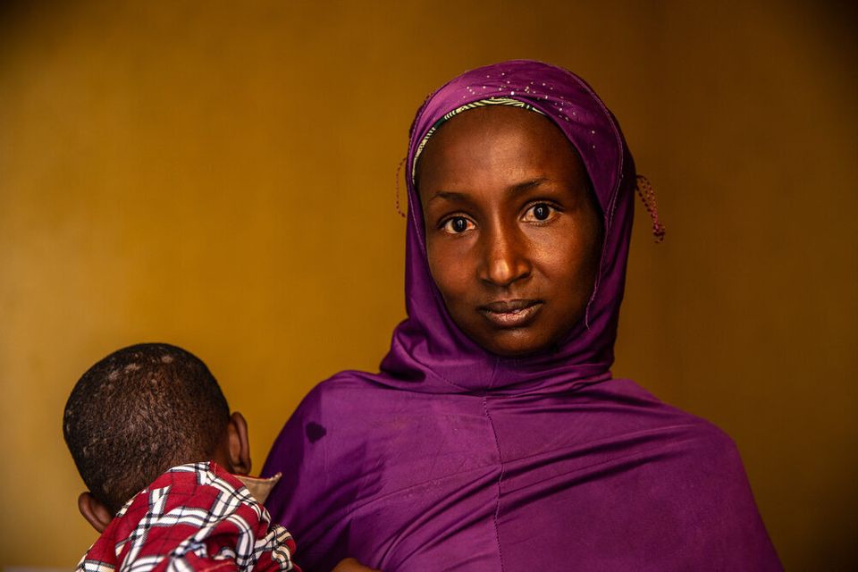 Η 28χρονη Σαλαμάτου έχει τέσσερα παιδιά. Εδώ με το μικρότερο γιο της που τον έφερε να εμβολιαστεί από τους Γιατρούς Χωρίς σύνορα κατά της ιλαράς. Η Σαλαμάτου έφυγε από το χωριό της στα σύνορα με το Καμερούν, επειδή ένοπλες ομάδες επιτέθηκαν στην κοινότητα και σκότωσαν τον πατέρα της. Έπρεπε να αφήσει τα πάντα πίσω της για να σωθεί και να ξεκινήσει μία νέα ζωή.