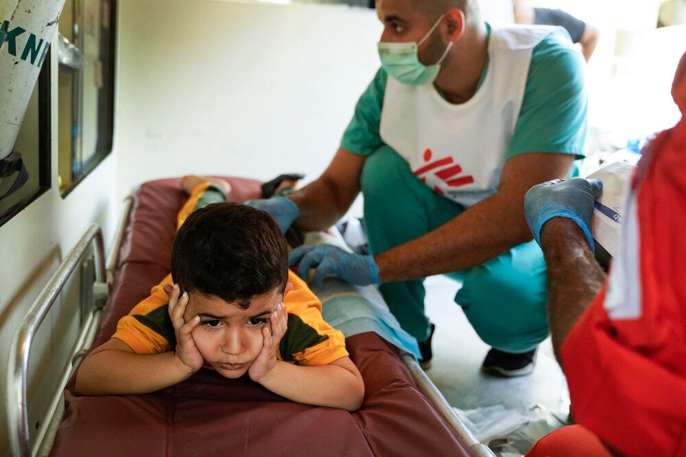 Ο τετράχρονος Χαμζά εξετάζεται από το προσωπικό των Γιατρών Χωρίς Σύνορα μετά την καταστροφική έκρηξη που σημειώθηκε στη Βηρυτό τον Αύγουστο. Οι Γιατροί Χωρίς Σύνορα πραγματοποιήσαν επείγουσα παρέμβαση με στόχο την παροχή ιατρικής φροντίδας και ψυχολογικής υποστήριξης στους ανθρώπους που επλήγησαν.