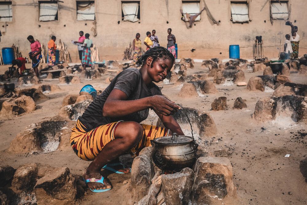 Μία νεαρή γυναίκα ετοιμάζει το φαγητό για την οικογένειά της στον καταυλισμό Abagana. Στην πολιτεία Benue της Νιγηρίας ζουν πάνω από 160.000 εσωτερικά εκτοπισμένοι πρόσφυγες σε επίσημους και ανεπίσημους καταυλισμούς.