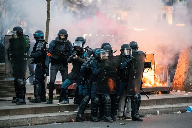 Depuis plusieurs années, et en particulier depuis l'explosion du mouvement des gilets jaunes, des policiers non formés au maintien de l'ordre sont de plus en plus souvent mobilisés sur des opérations de ce type (photo prise à Paris lors d'une manifestation, le 11 janvier 2020). 