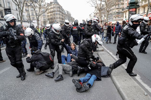 Depuis le mouvement des gilets jaunes, dans les manifestations, des unités légères sont désormais déployées au côté des CRS et des gendarmes mobiles, pour interpeller au cœur des cortèges (photo du 29 janvier 2020, à Paris). 