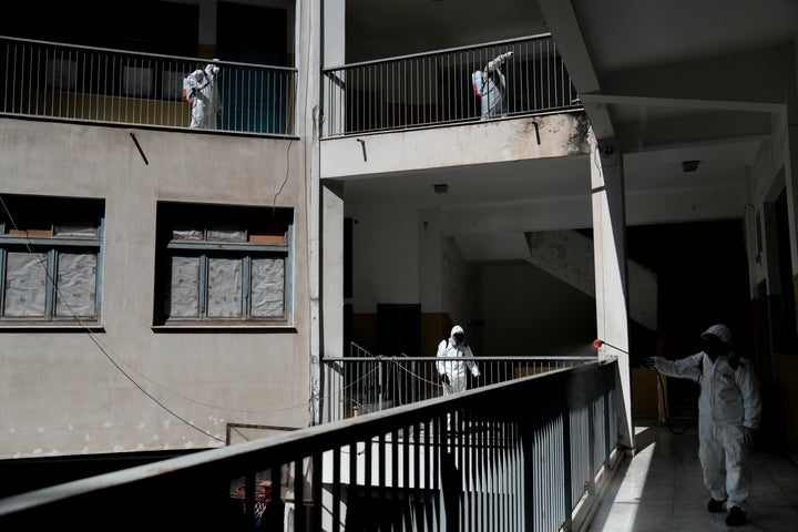 Μας ψέκαζαν όλη τη χρονιά. Κυριολεκτικά.